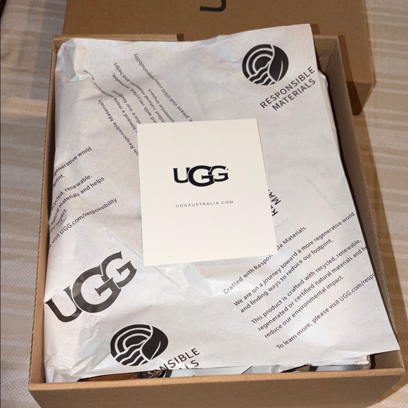 Brand New in Box Women’s Ugg’s size 9 pls make sure to read description - Picture 8 of 10